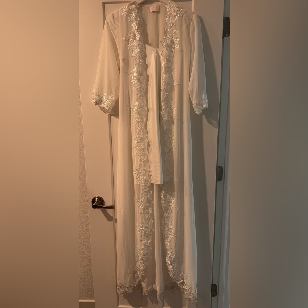 Le Rose Iris Lace Trim Maxi - Includes Slip - Picture 4 of 9